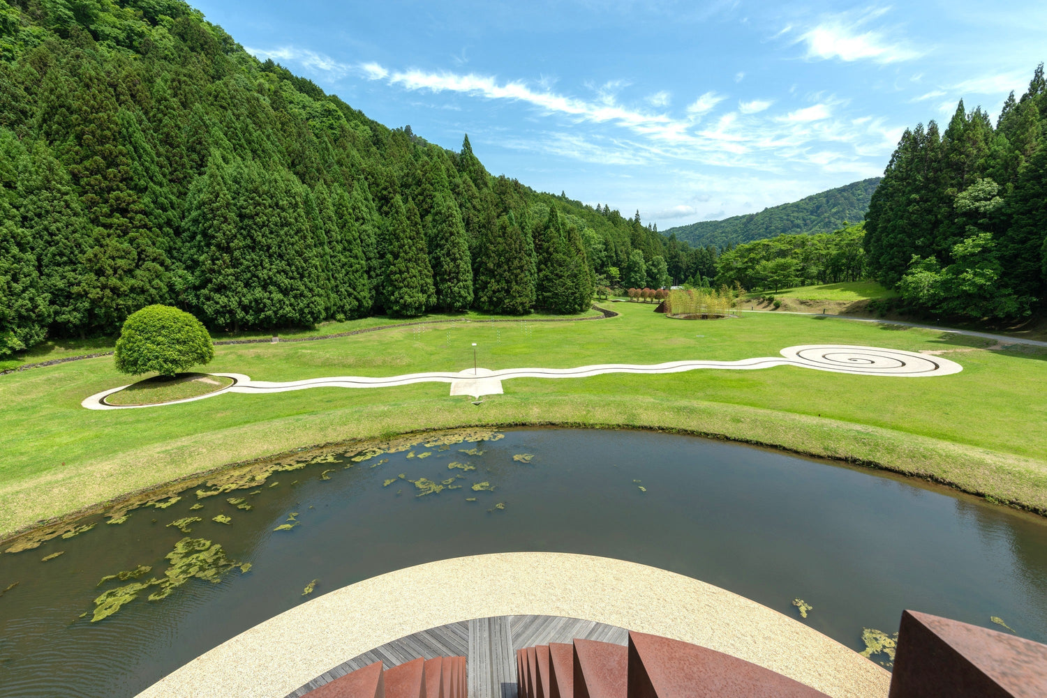 自然とアートが溶け合う、室生山上公園芸術の森